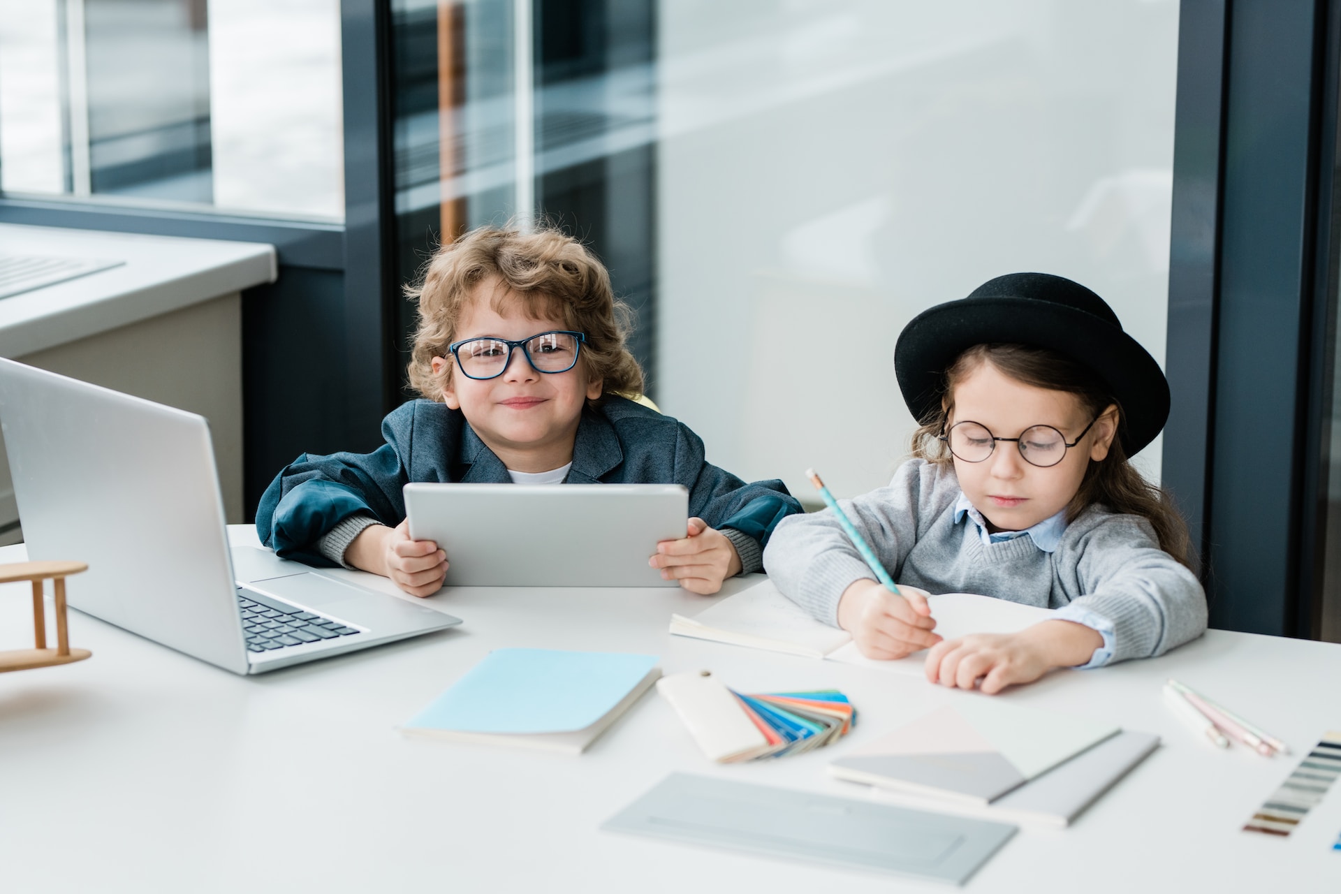 Des écoliers qui font leurs devoirs ensemble.