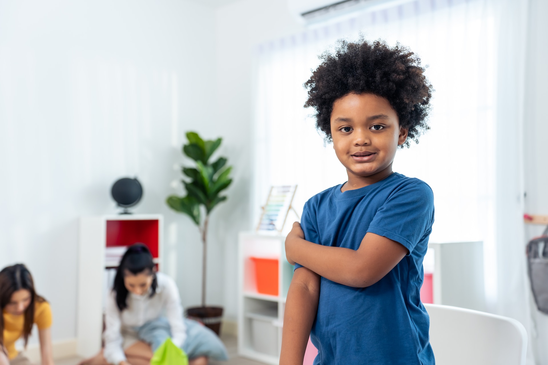 Un enfant se tenant debout, face à l'appareil photo.