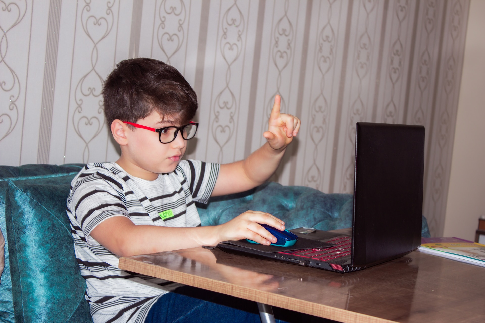 Un petit garçon s'entraîne sur un PC portable.