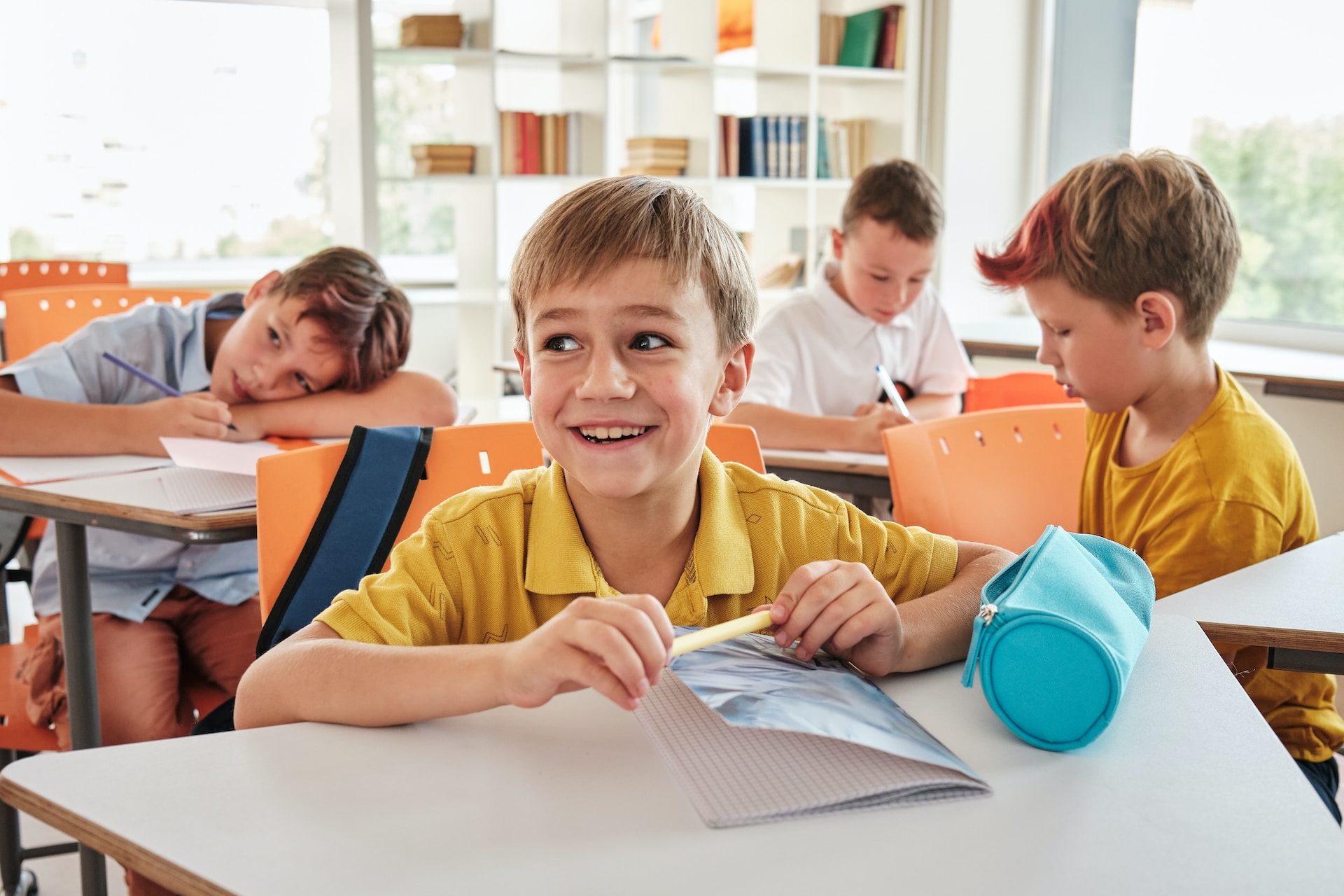 Un élève tout souriant en cours.