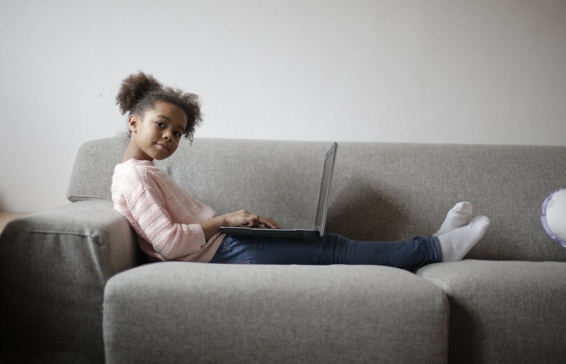 Une petite fille travaille sur son ordinateur.
