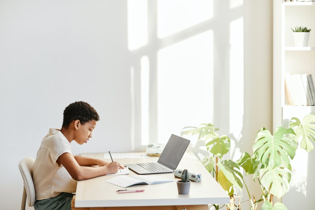 Un élève travaille sur son ordinateur.