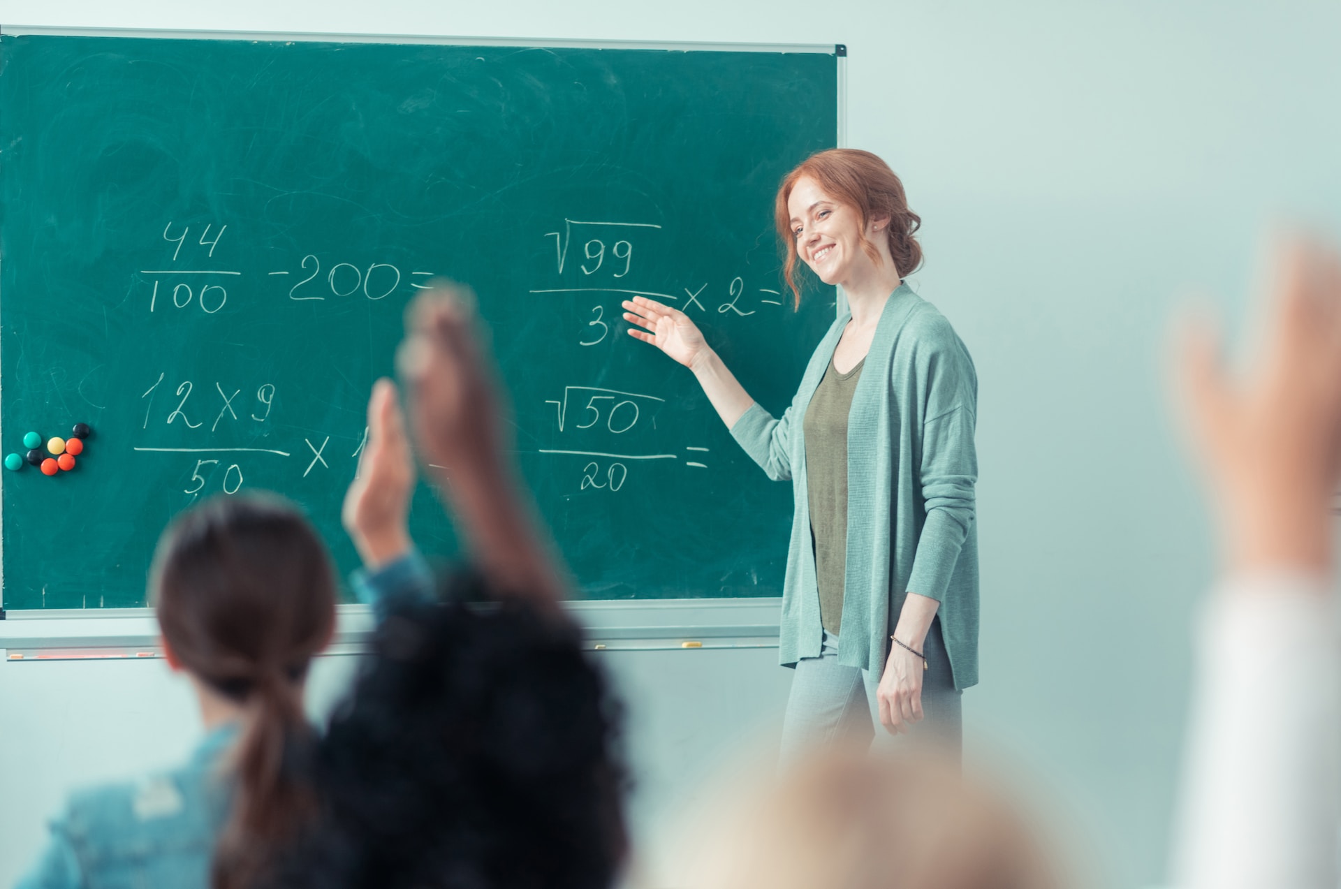 Une enseignante au tableau devant ses élèves.