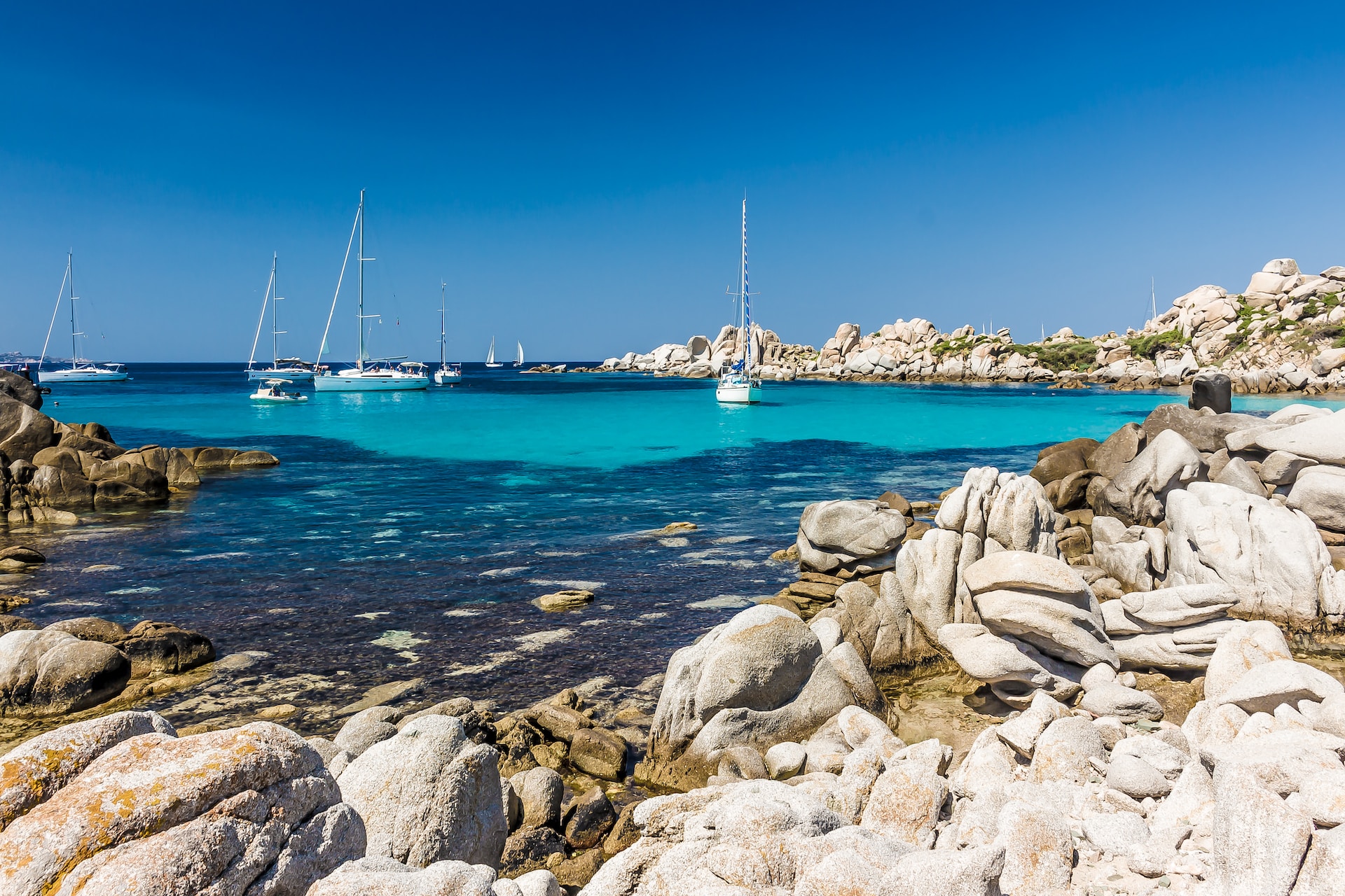 La mer et les rochers des îles Lavezzi, au sud de la Corse.