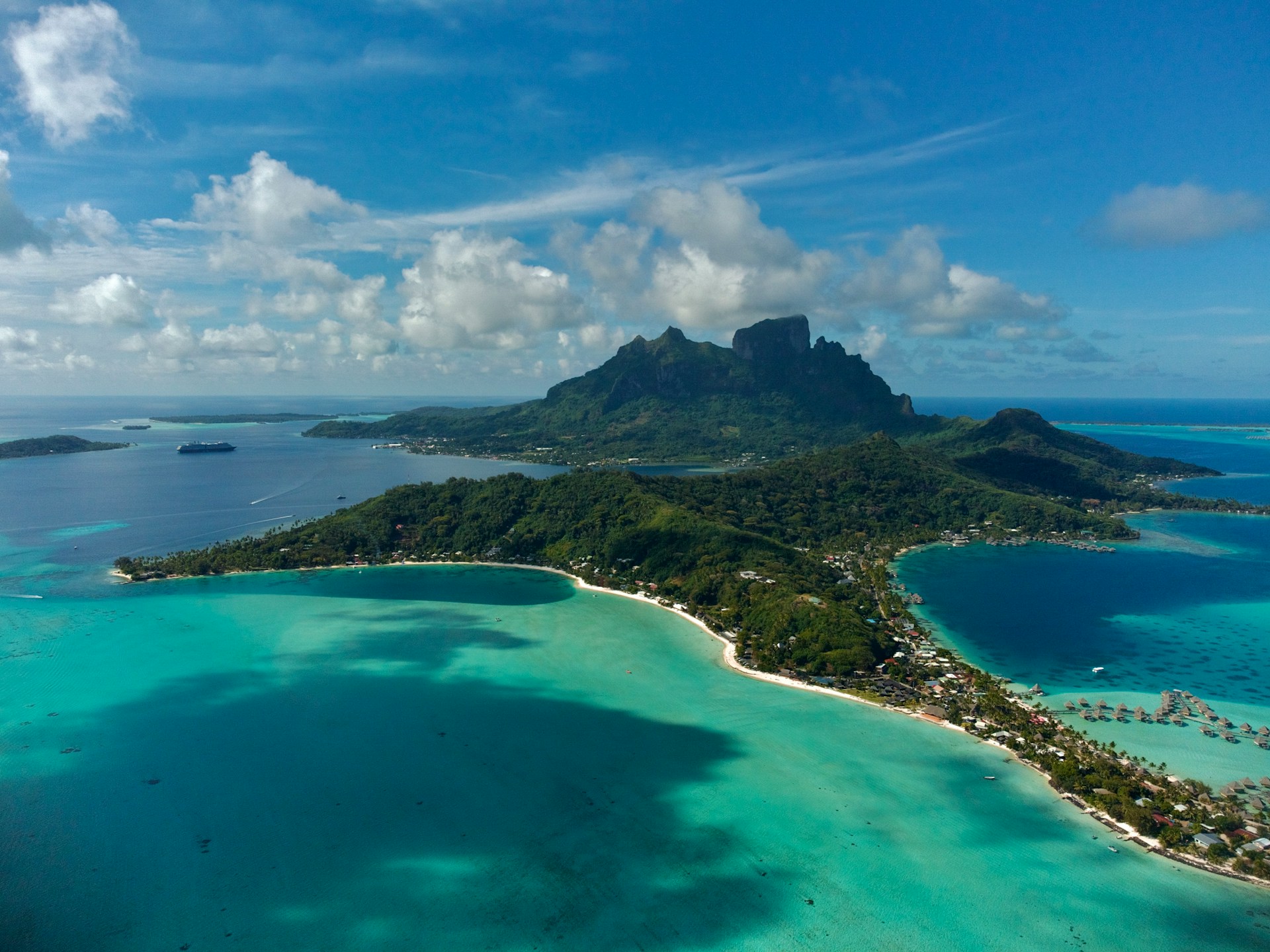 Une photo des îles polynésiennes vue du ciel.