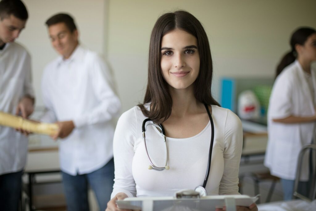Une étudiante en médecine porte un stéthoscope. 