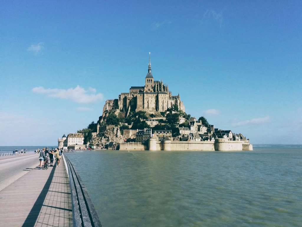 Photographie du Mont-Saint-Michel à marée haute.
