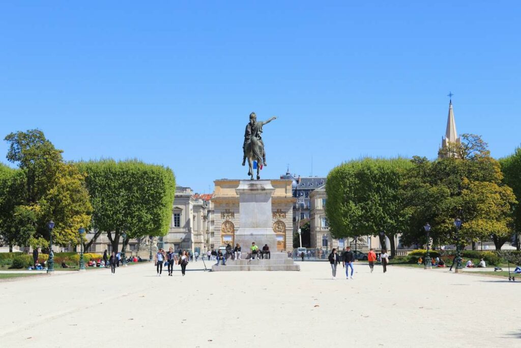 Statue d'un roi de France dans l'Hérault.