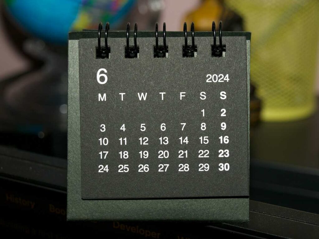 Image d'un calendrier anglophone du mois de juin 2024 sur un fond noir.