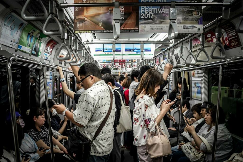 Une rame de métro complètement remplie à l'heure de pointe.