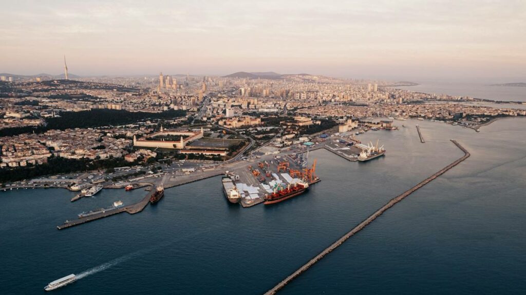 Photo aérienne d'une zone portuaire dans une ville.