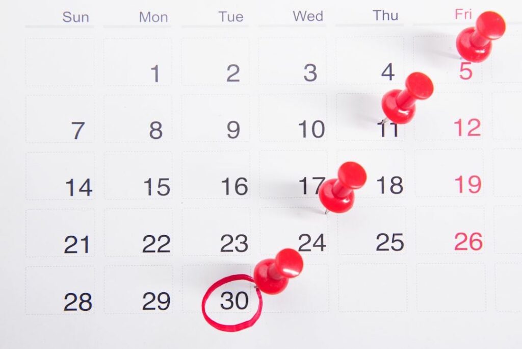 Des jours d'un mois à 30 jours sont marquées en rouge sur un calendrier.