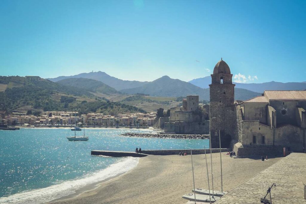 Vue sur le centre et la plage de Collioure, dans les Pyrénées-Orientales.