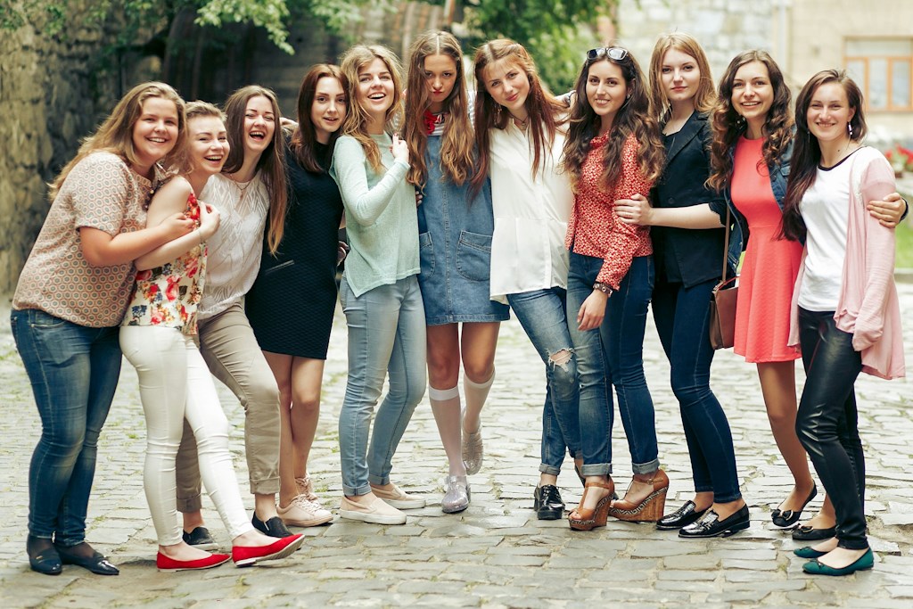 Des étudiants se retrouvent et prennent la pose lors d'une photo de classe.