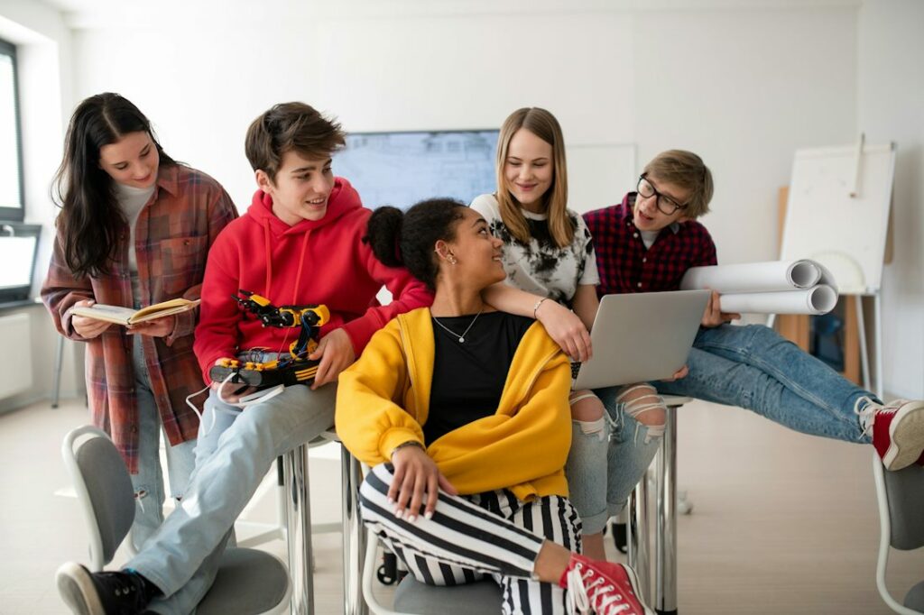 Un groupe d'élèves rigole dans une salle de cours.