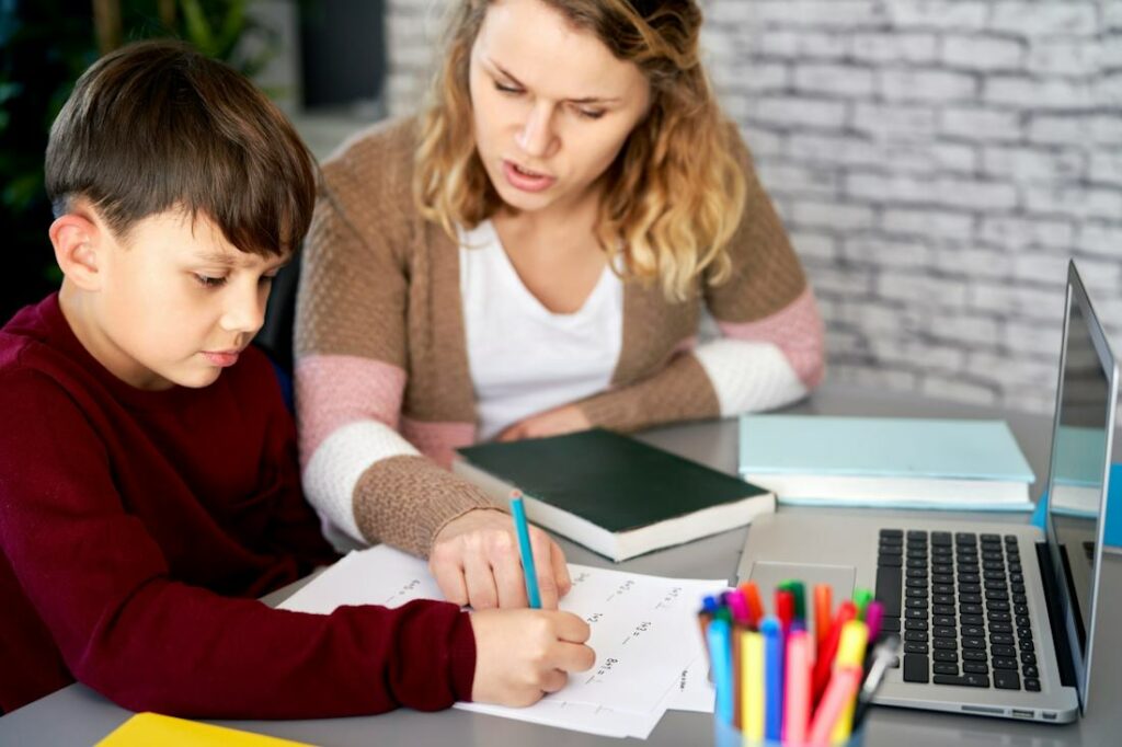 Une maman corrige avec son fils un exercice de mathématiques.