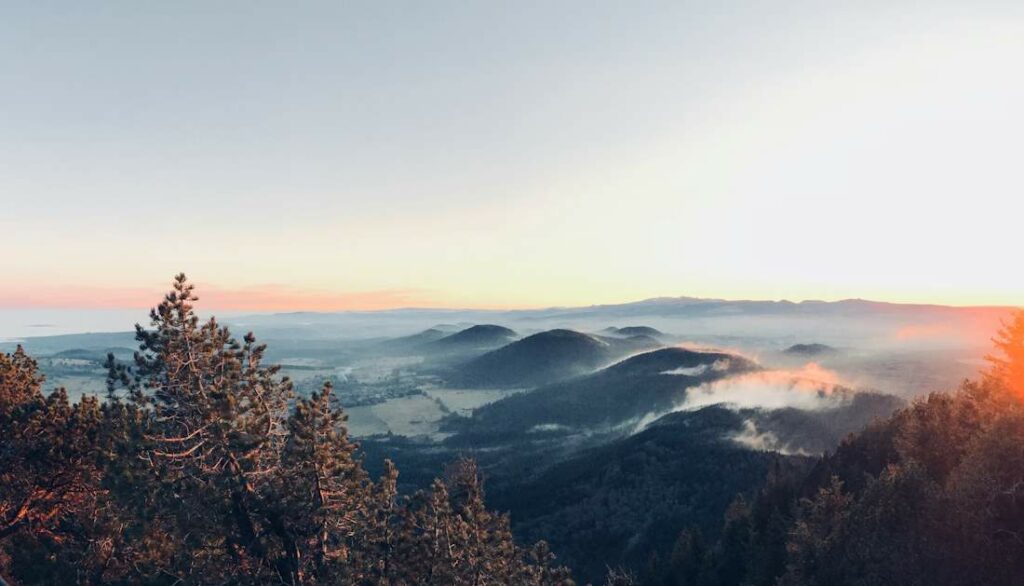 Vue sur le sommets de la chaîne des volcans d'Auvergne.