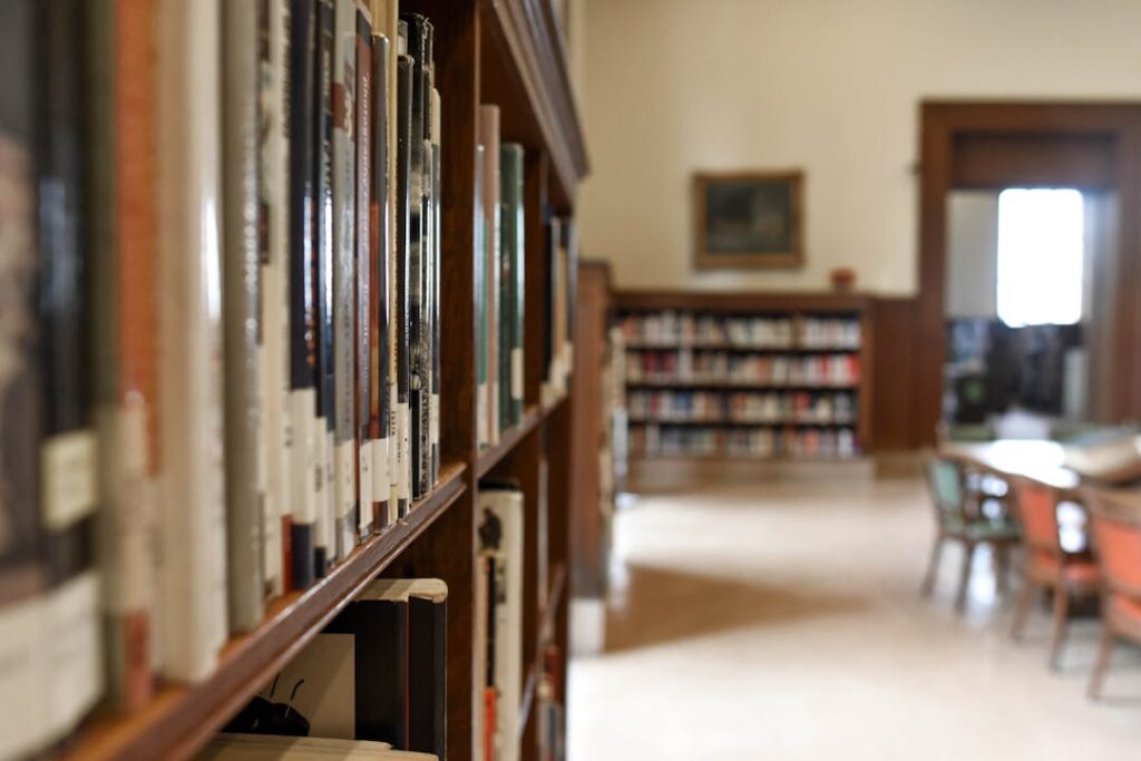 Vue sur des étagères avec les livres rangés d'une bibliothèque.