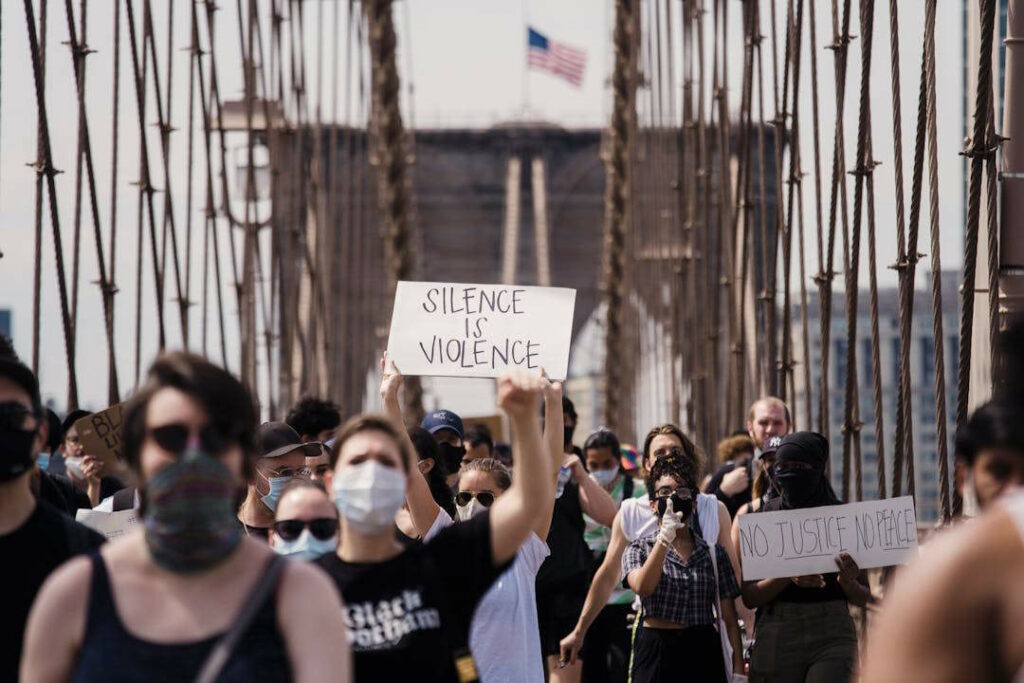 Un groupe de personnes manifestent sur un pont.