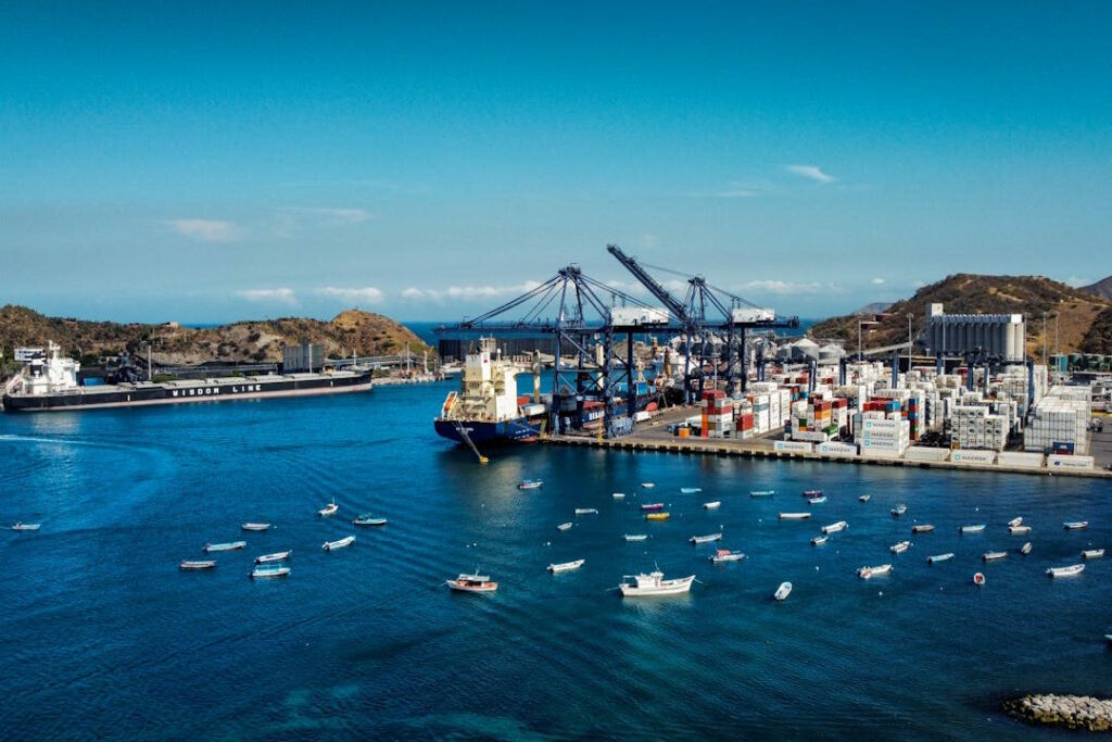 Des grues et des conteneurs à quai dans une zone portuaire au nord.