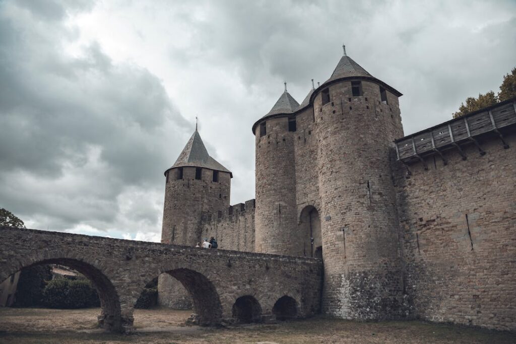 Vue depuis les douves du château féodal de Carcassonne, dans l'Aude.