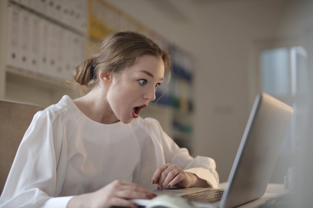 Une fille semble surprise à lire quelque chose sur son écran !