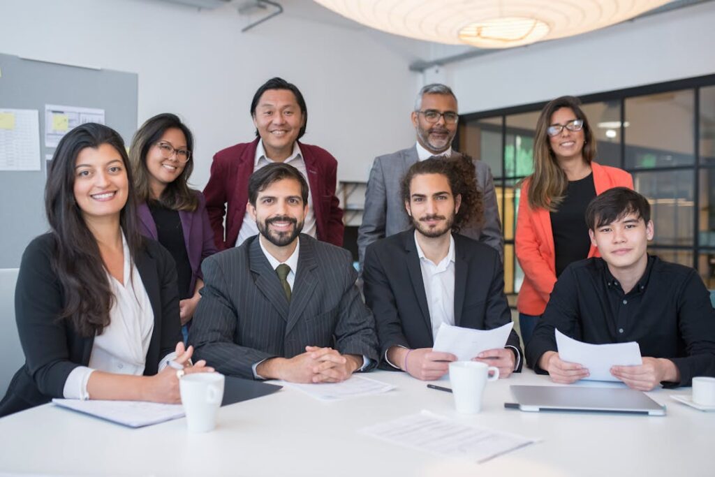 Un groupe de personnes lors d'une réunion de travail. 