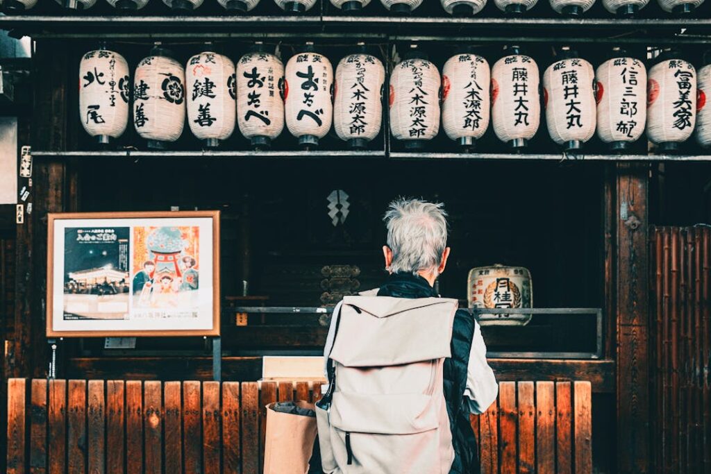 Un homme photographié de dos, face à un comptoir au Japon.