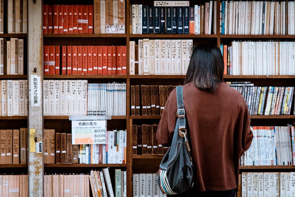 Une femme est en train de chercher un livre en japonais.