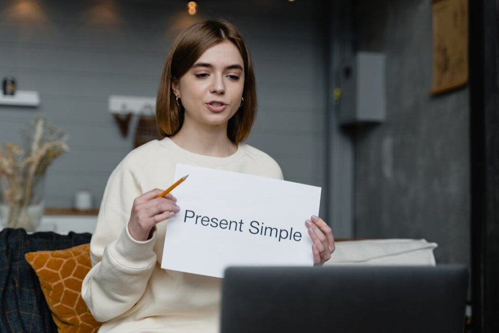 Une femme tient une inscription en noir sur un bout de papier.