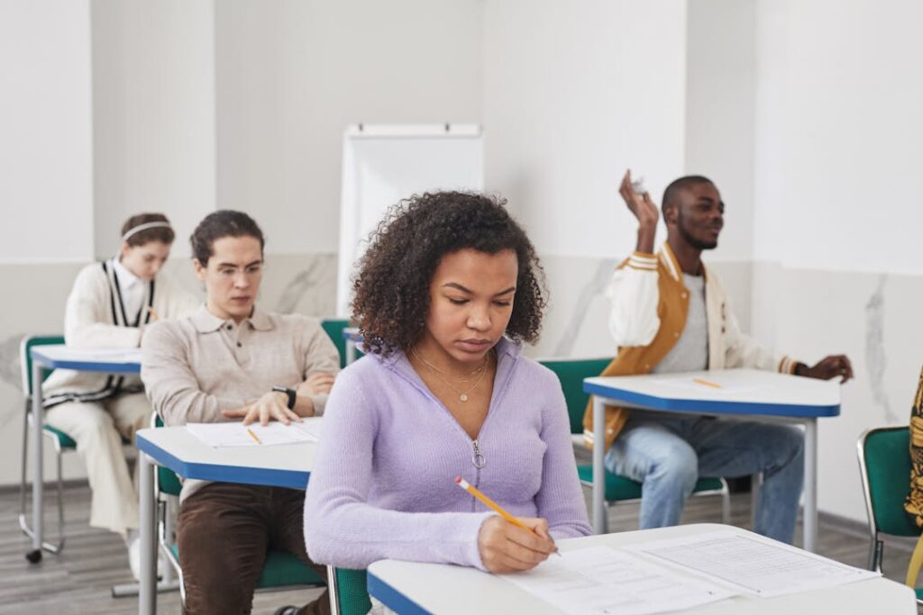 Vue d'une salle avec des étudiants sur des tables individuelles.