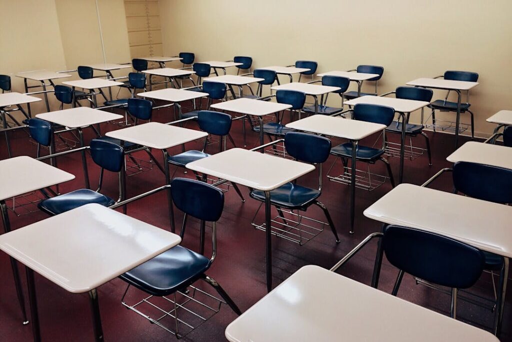 Vue d'une salle de cours avec le mobilier scolaire pour les élèves.