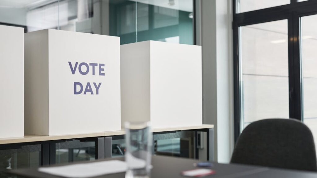 Vue des urnes dans un bureau de vote américain.