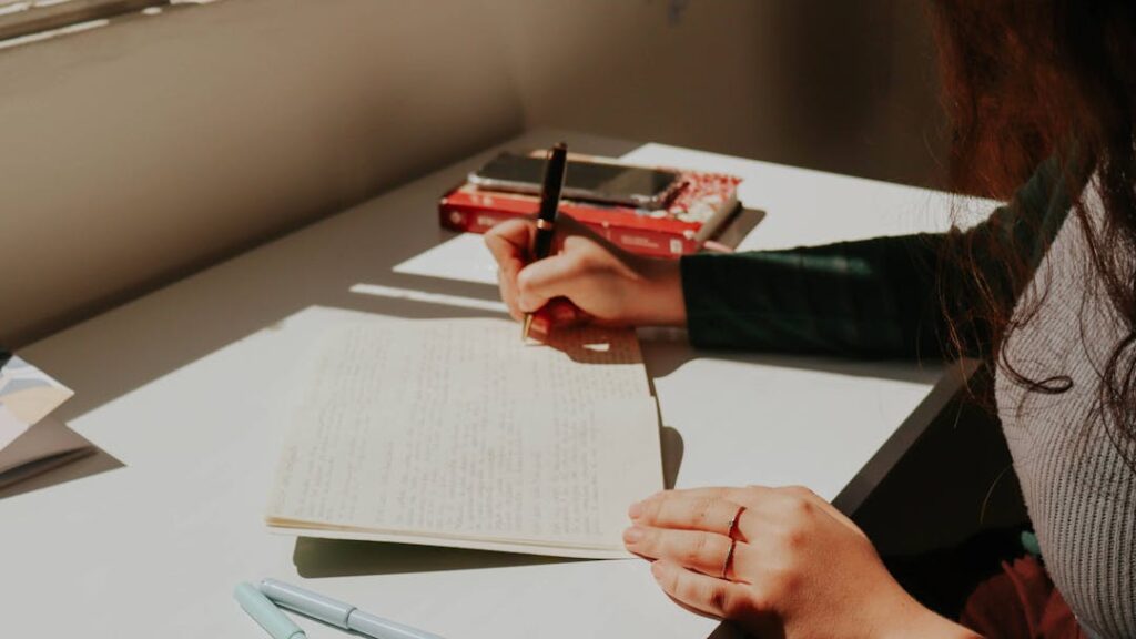 Une jeune étudiante en train d'écrire sur du papier.