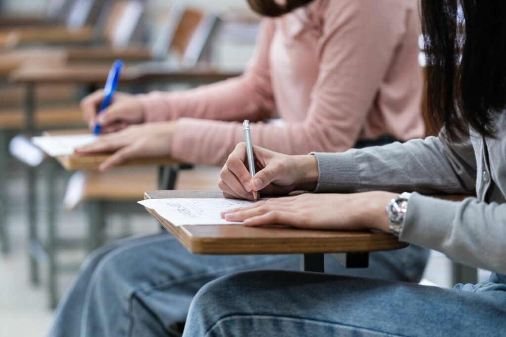 Des élèves en train de rédiger un devoir sur table.