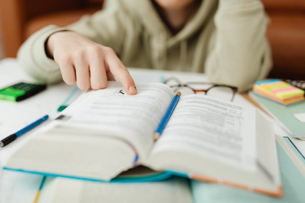 Un élève en train d'étudier dans un livre.