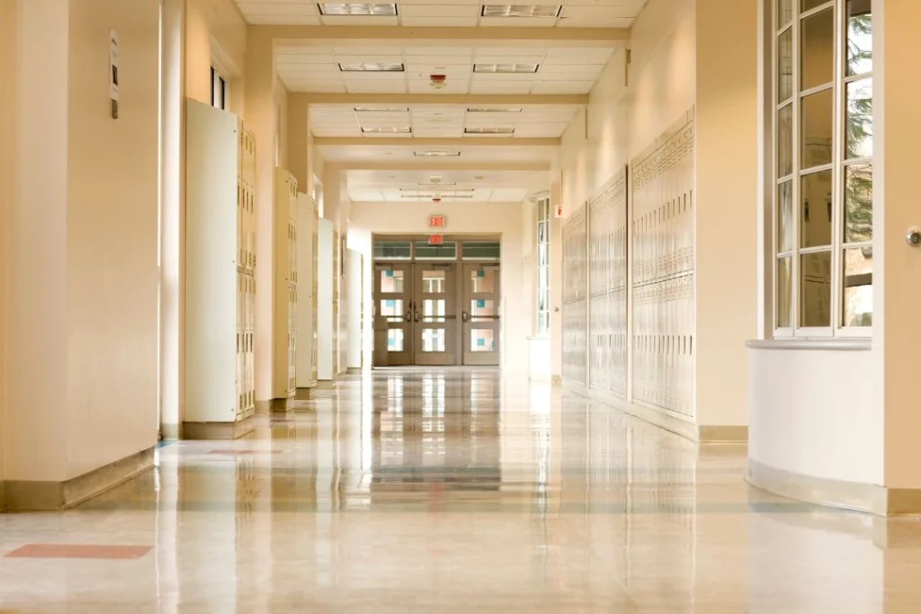 Un établissement scolaire lumineux sans élèves.