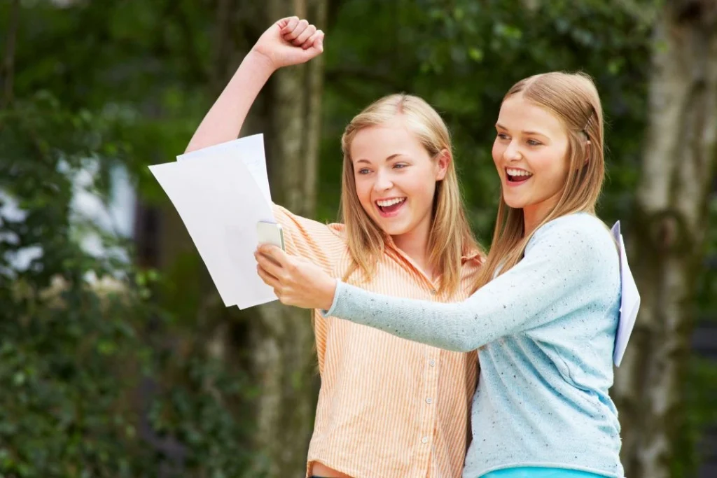 Deux jeunes femmes semblent satisfaites et sourient.