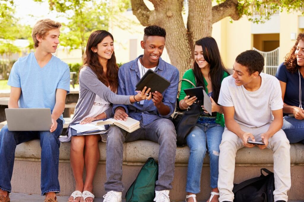 Un groupe de jeunes sur un banc.