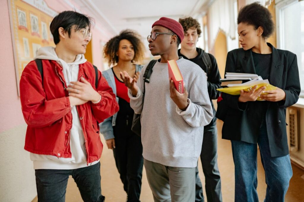 Un groupe d'étudiants au lycée.