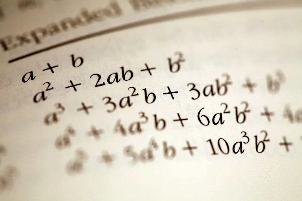 Une feuille avec des formules mathématiques de base.