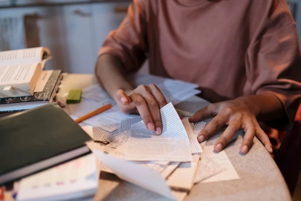 Un jeune garçon est en train de réviser à table.