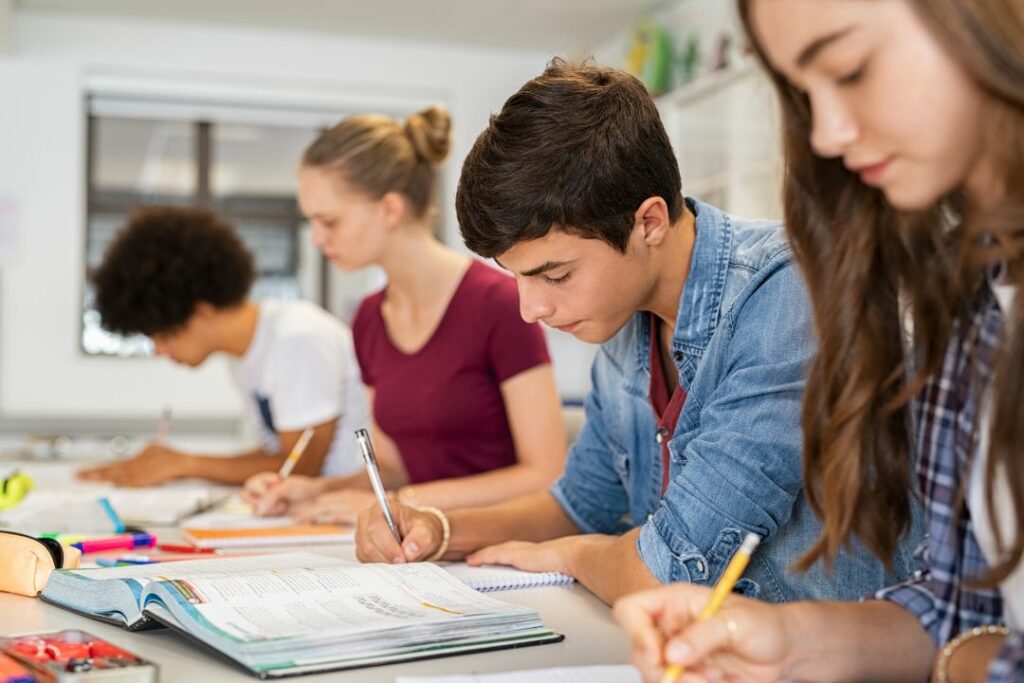 Des élèves en train de rédiger un devoir sur table.
