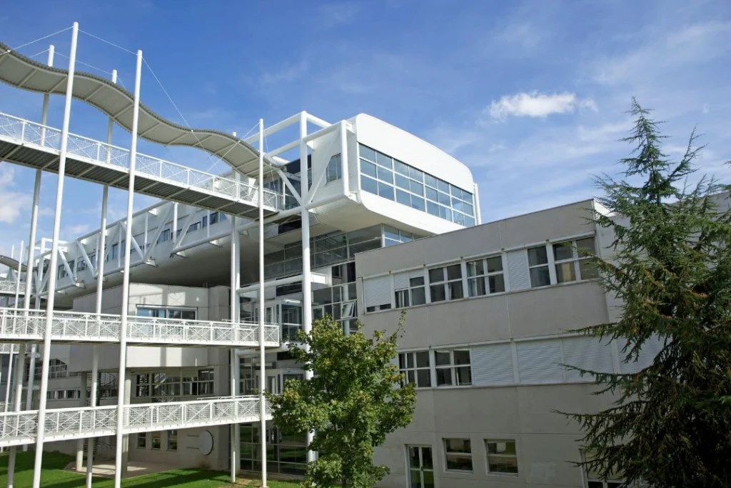 Photo des escaliers et des bâtiments d'un complexe universitaire.