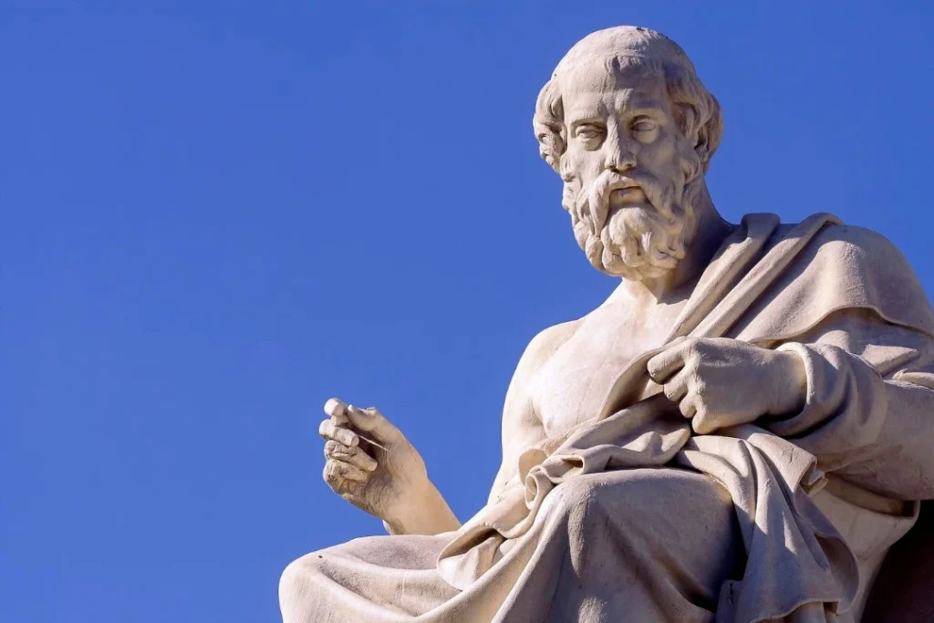 Gros plan sur la statuette d'un homme célèbre.
