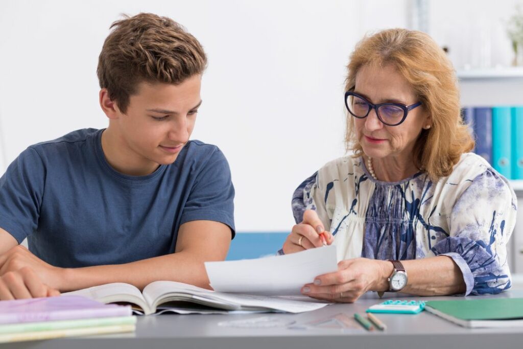 Un étudiant et sa prof en train de réviser ensemble.