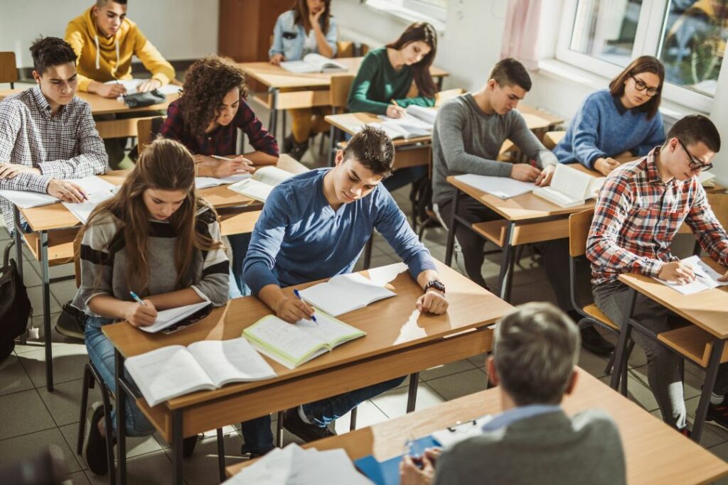 Une salle de classe en plein examen.