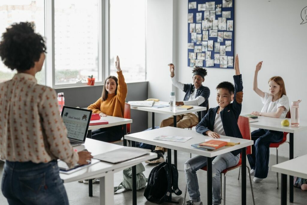 Une classe de CM2 en train d'étudier.