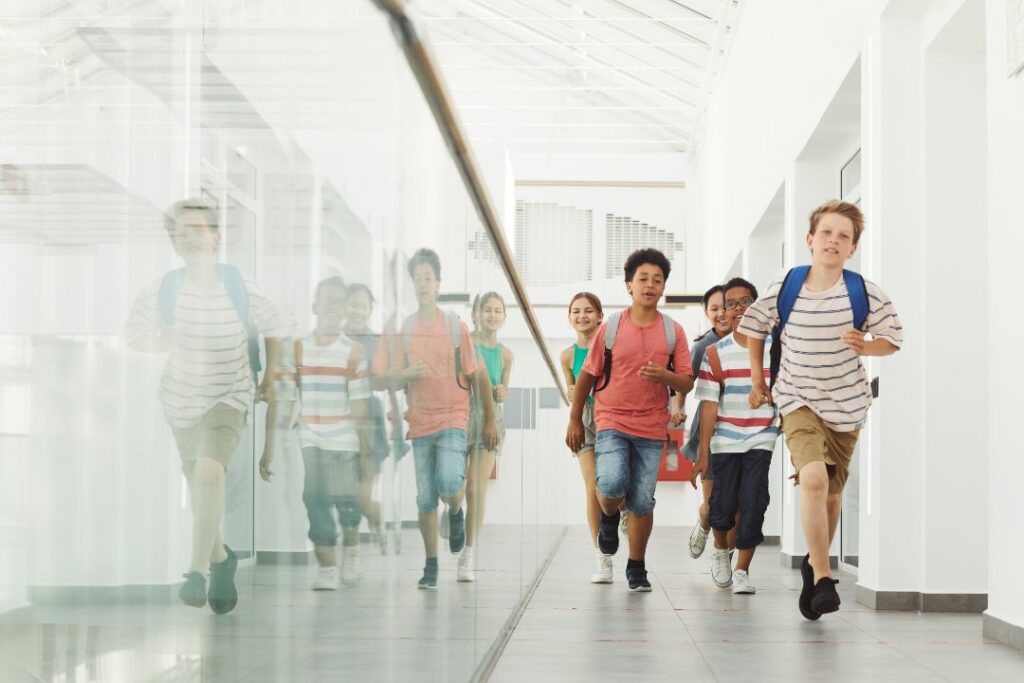 Des élèves en train de courir dans les couloirs.