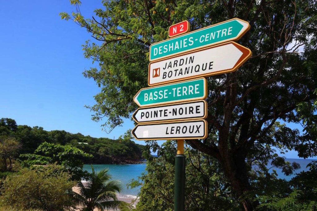 Des panneaux de signalisation indiquant les villes de Guadeloupe.